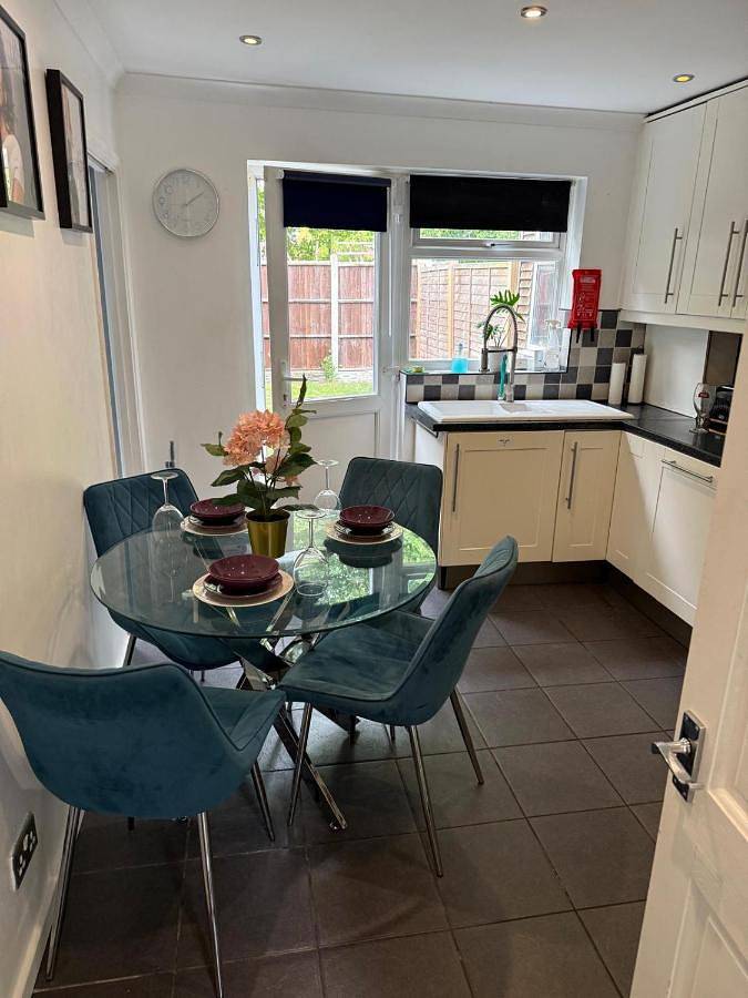 Holiday rental for 6 people, with garden and hot tub, with pets in Milton Keynes