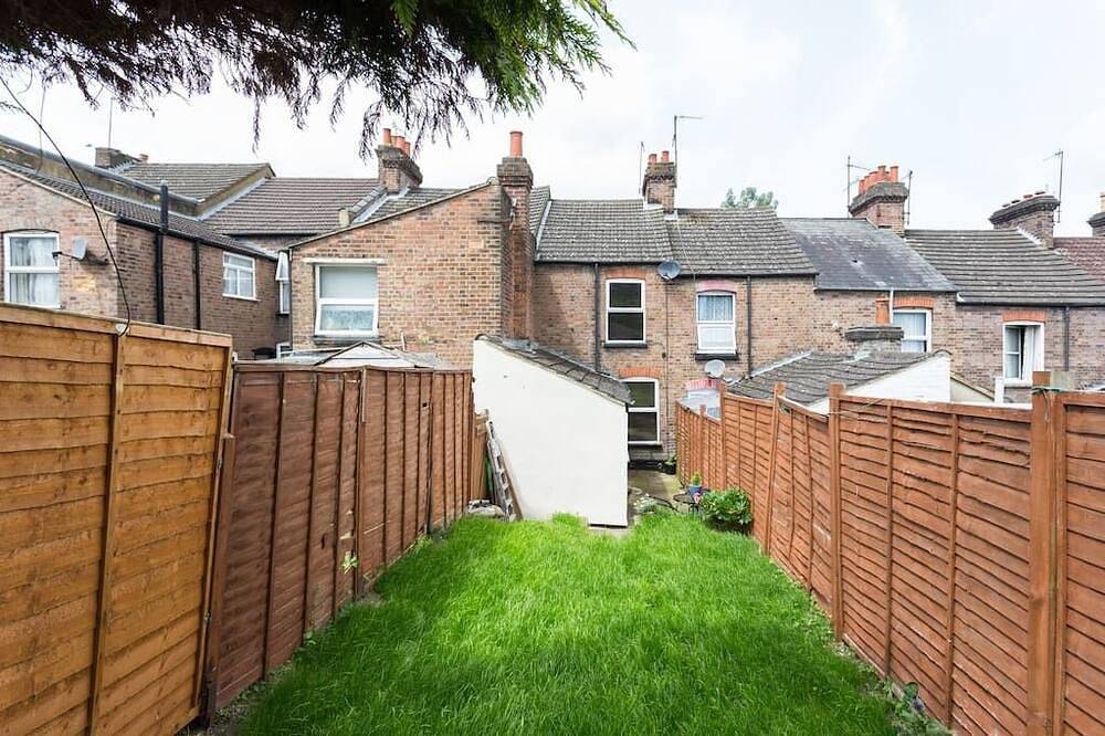 Ashton House Luton Accommodation in Luton, Chiltern Hills