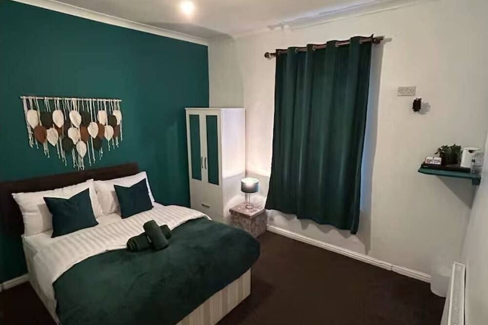 Modern 5Br house near Wolves stadium| perfect for contractors and Families. in Wolverhampton, Birmingham und Umgebung