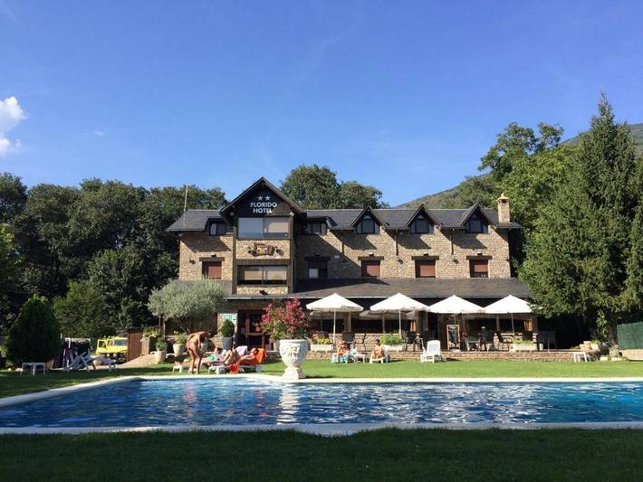 Hôtel pour 3 personnes, avec Terrasse ainsi que Jardin et Piscine à Sort