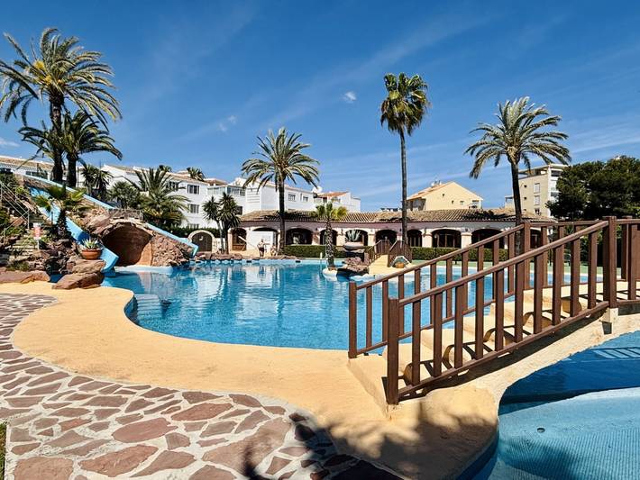 Gîte pour 6 personnes, avec piscine ainsi que terrasse et jardin