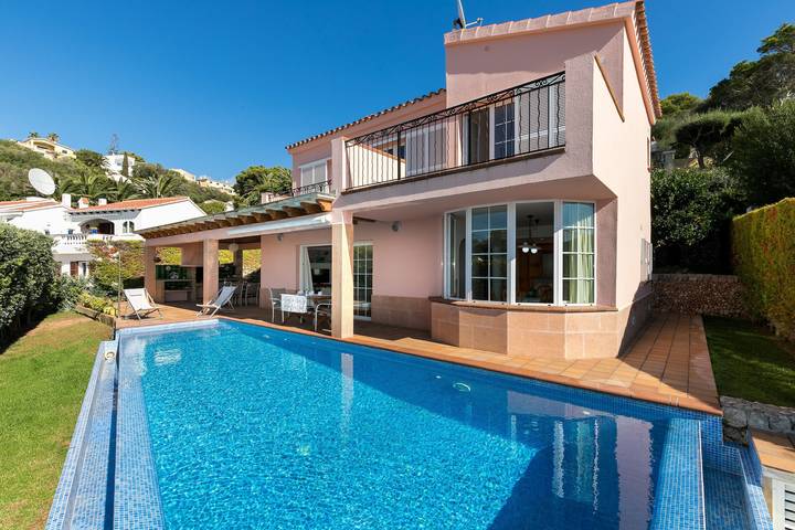 Villa Mirador para famílias com vista para o mar, Wi-Fi, varanda, jardim, terraços e piscina in Sant Jaume, Município de Alaior