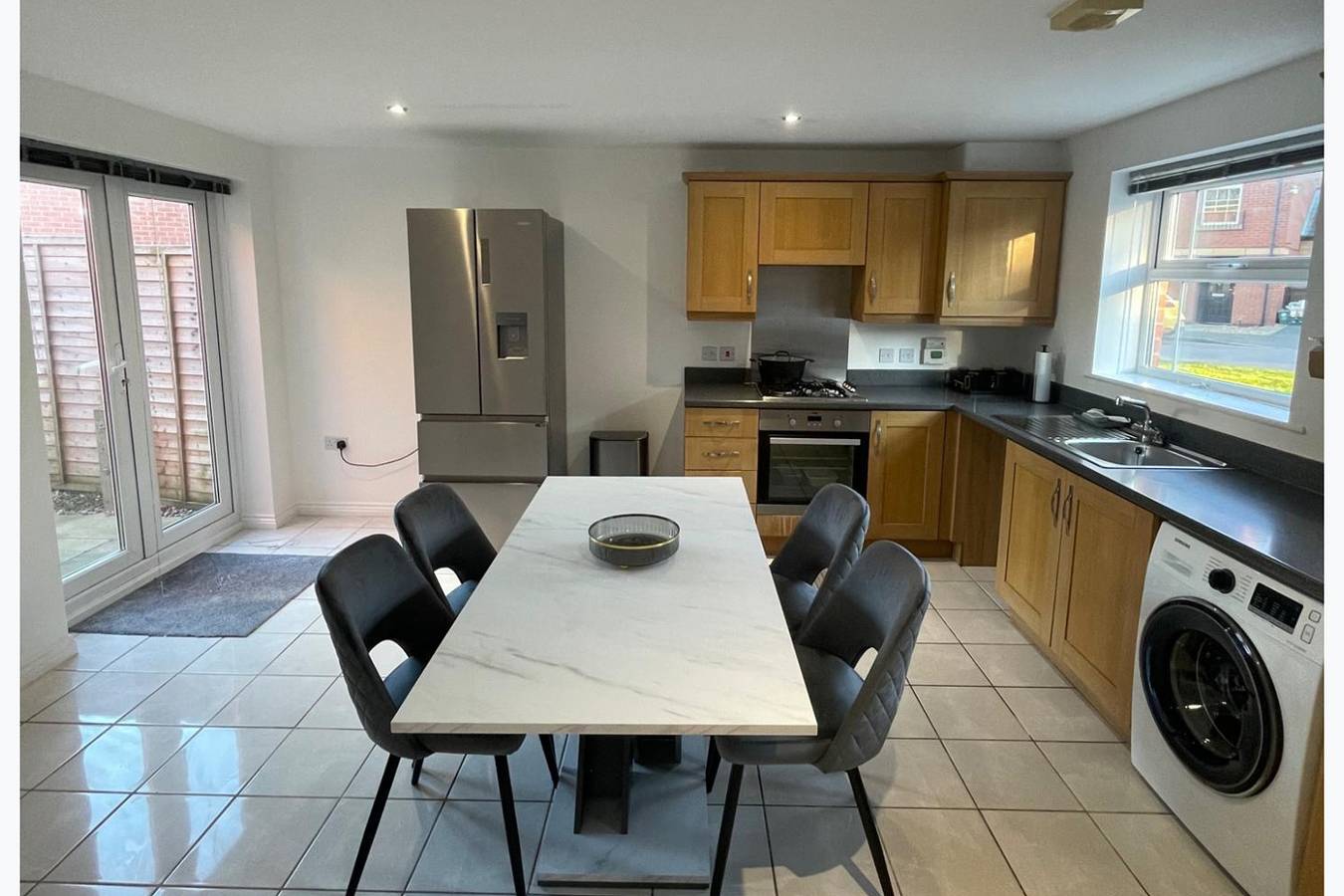 3-bed-Sleeps 5 with Garden and Parking in Corby, Northamptonshire