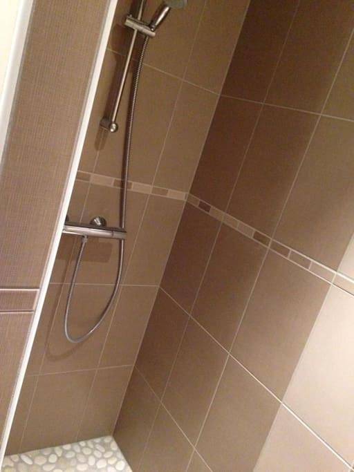 Location de vacances pour 13 personnes, avec jardin ainsi que piscine et vue, adapté aux familles à Juliénas - 4