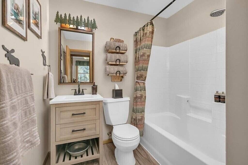 Arapaho Forest Lodge w/ Hot Tub + Games | Dogs Ok in Arapaho and Roosevelt National Forests