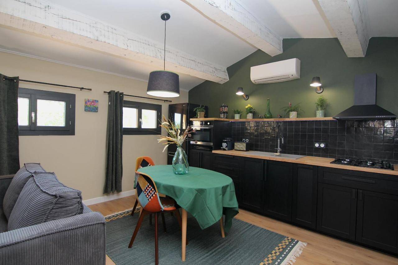 Appartement entier, One-Bedroom Apartment in Sauveterre, Région de Nîmes