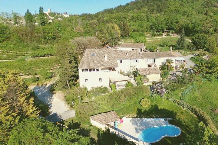 Location de vacances pour 6 personnes, avec Terrasse et Jardin ainsi que Piscine et Vue à Mirmande