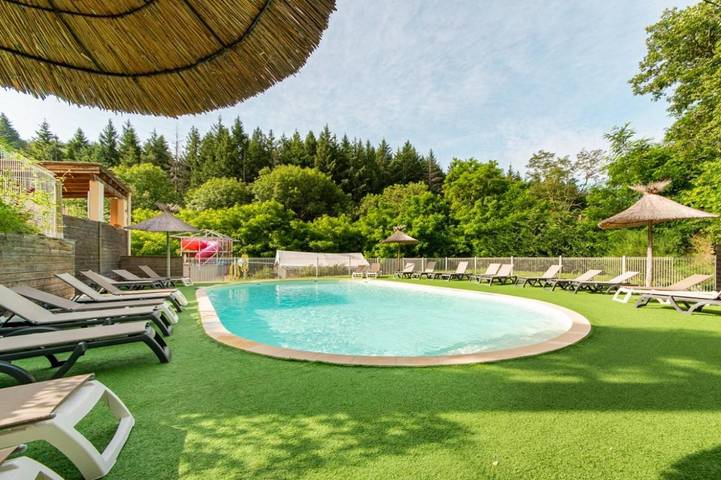 Location de vacances pour 7 personnes, avec terrasse et piscine à Saint-Vincent-de-Durfort