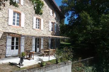 Gîte pour 10 personnes, avec jardin et terrasse, animaux acceptés à Courniou