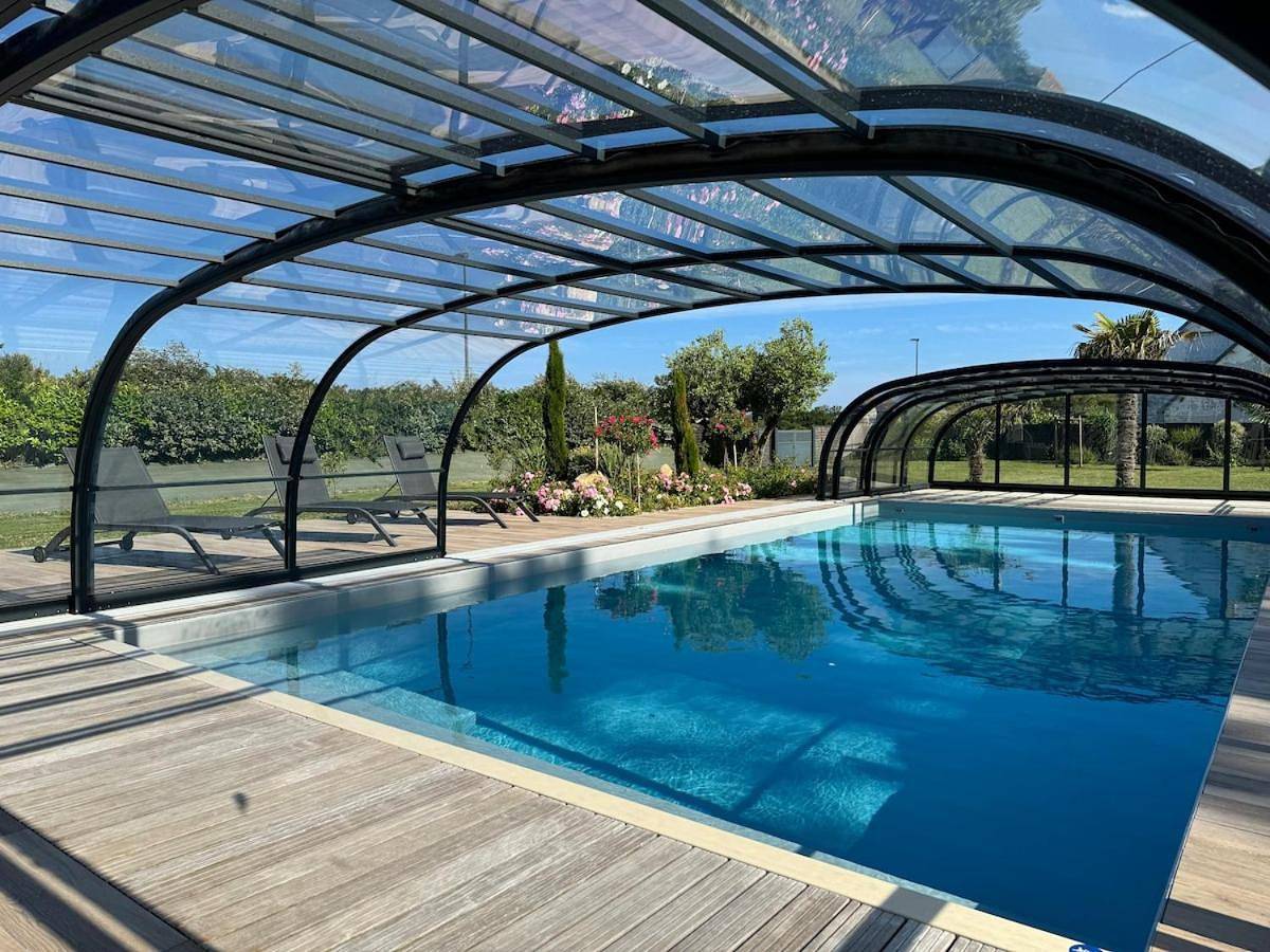 Superbe Villa à 200m de la plage tout confort avec piscine chauffée, couverte et spa in Mousterlin, Fouesnant