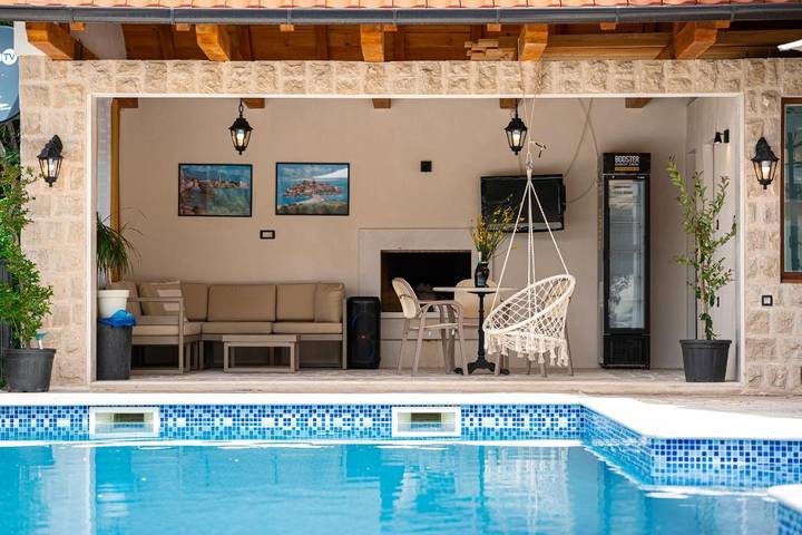 Villa für 6 Personen, mit Balkon und Whirlpool sowie Terrasse und Garten in Montenegro - 2
