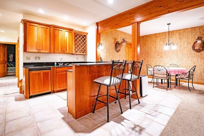 Vacation rental for 19 people, with hot tub and balcony as well as yard in Canaan Valley