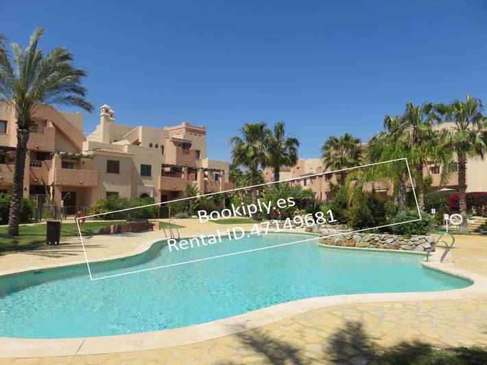 Apartamento entero, "Kasbah del Puerto Rey Apuesto Ático" con vistas al mar, piscina, Wi-Fi y jardín in Playas de Vera, Vera