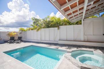 Gîte pour 4 personnes, avec jacuzzi ainsi que piscine et terrasse à Gros Morne (homonymie)