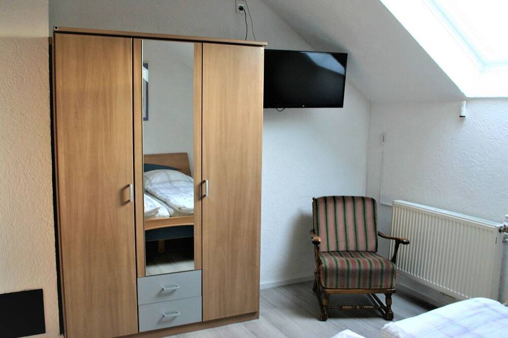 Ganze Wohnung, Helle Ferienwohnung in Mehren mit Eigenem Garten in Mehren, Vulkaneifel