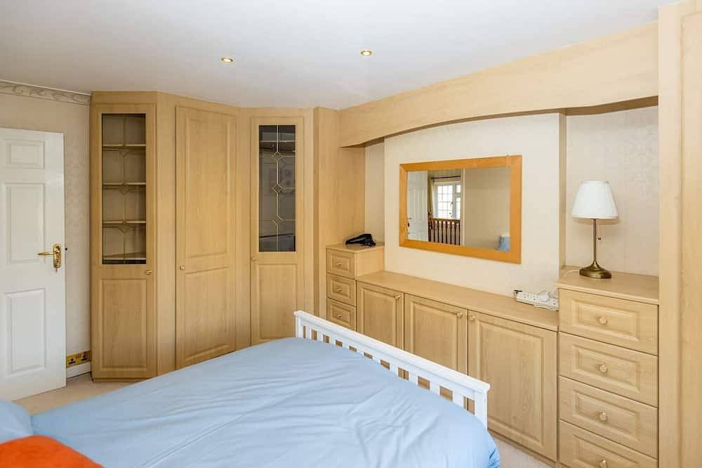 Spacious, clean & comfy 3 bed semi-detached house, in Reading, Berkshire