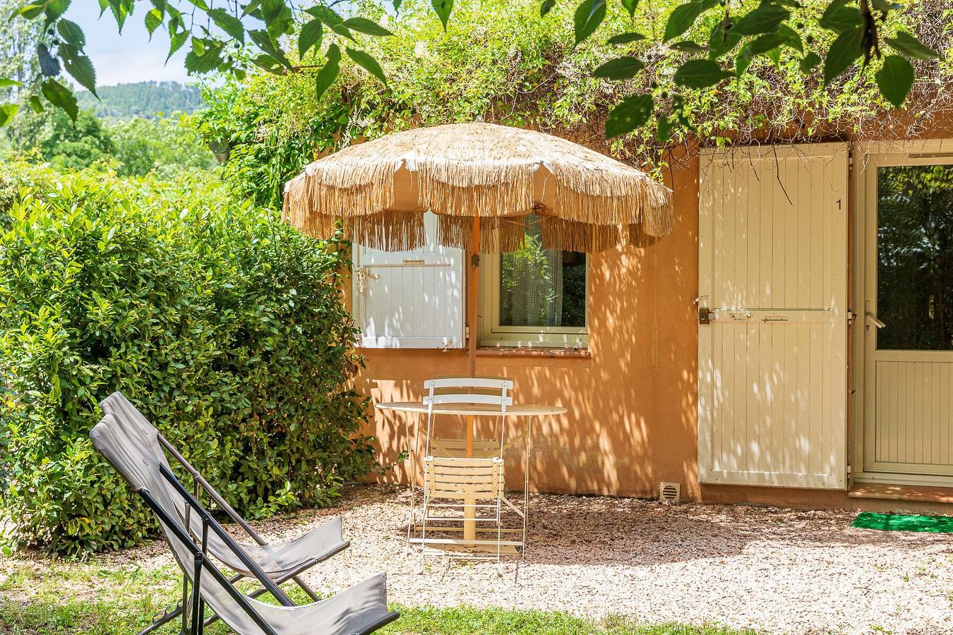Bed & Breakfast 'Le Mas Du Loup - Chambre Provence' met Uitzicht op de Bergen, Gedeeld Terras en Wi-Fi, foto 13