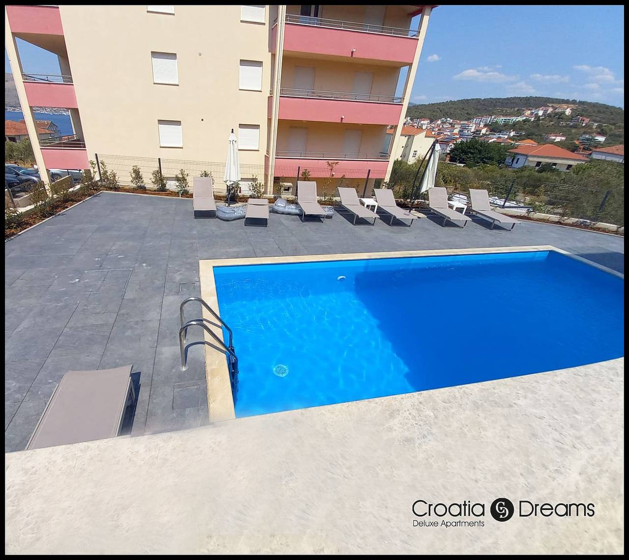 Cijeli apartman, Sunshine Deluxe 80m2 apartment with pool, 50 m2 garden lounge and outdoor space in Okrug Gornji, Ciovo