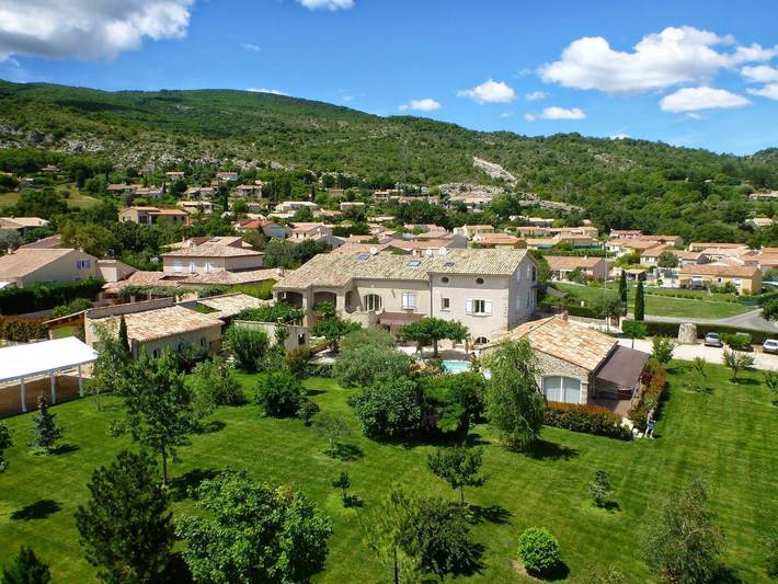 Gîte pour 4 personnes, avec Terrasse ainsi que Jardin et Piscine