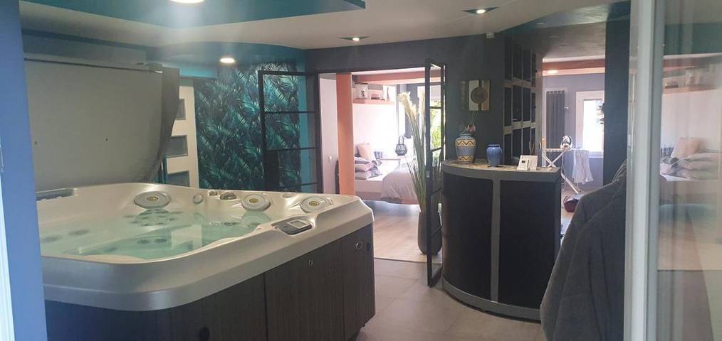Location de vacances pour 2 personnes, avec Jacuzzi et Terrasse ainsi que Jardin et Vue dans Parly