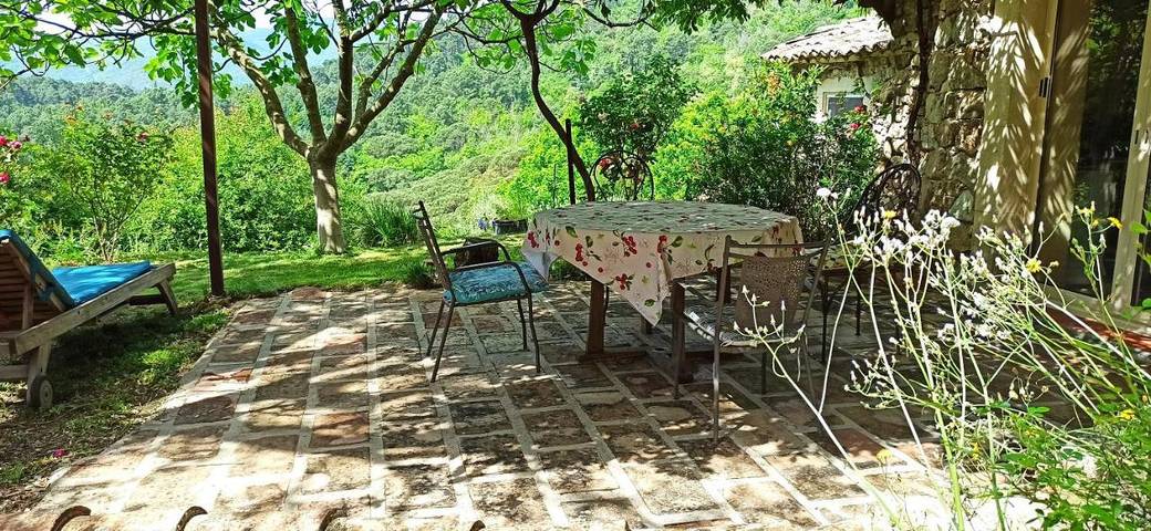 Location de vacances pour 5 personnes, avec Terrasse ainsi que Jardin et Vue à Sainte-Croix-de-Caderle