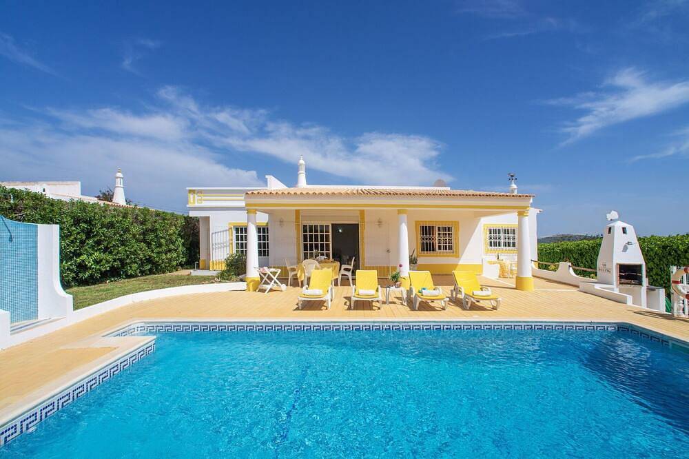 Prachtig vrijstaand vakantiehuis met privé zwembad, airco, Wifi, Tv, terras en parking in Paderne, Faro District