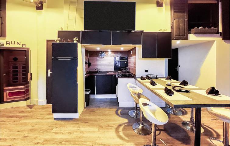 Gîte pour 10 personnes, avec sauna ainsi que piscine et terrasse, adapté aux familles à Saint-Bonnet-le-Château - 4