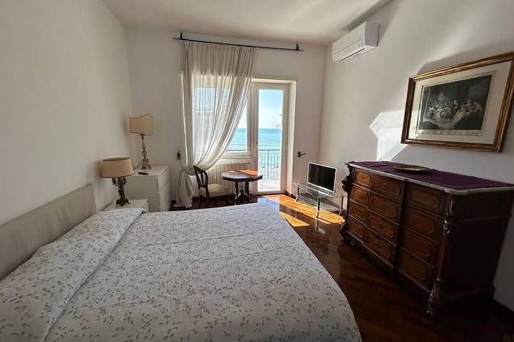 Ganze Wohnung, Meerblick Apartment im Stadtzentrum, 3 Minuten vom Bahnhof und Hafen in Salerno, Tyrrhenische Küste Kampanien