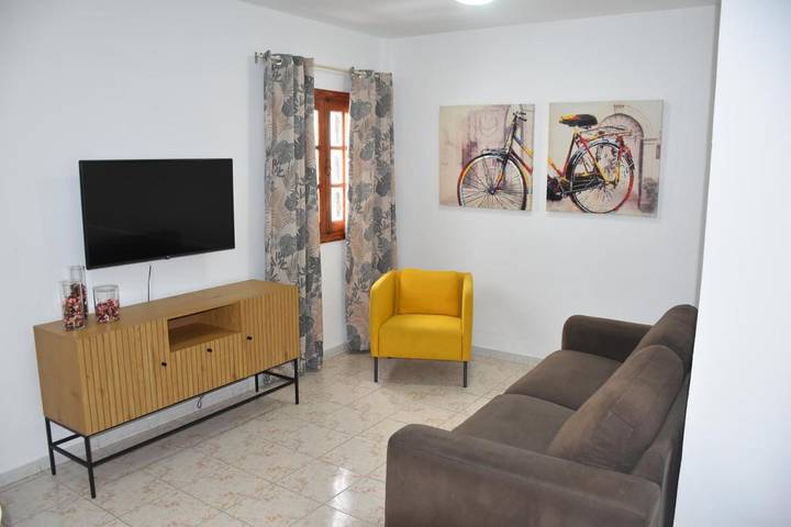 Gîte pour 4 personnes, avec vue sur le lac ainsi que balcon et vue, adapté aux familles dans Los Menores - 2