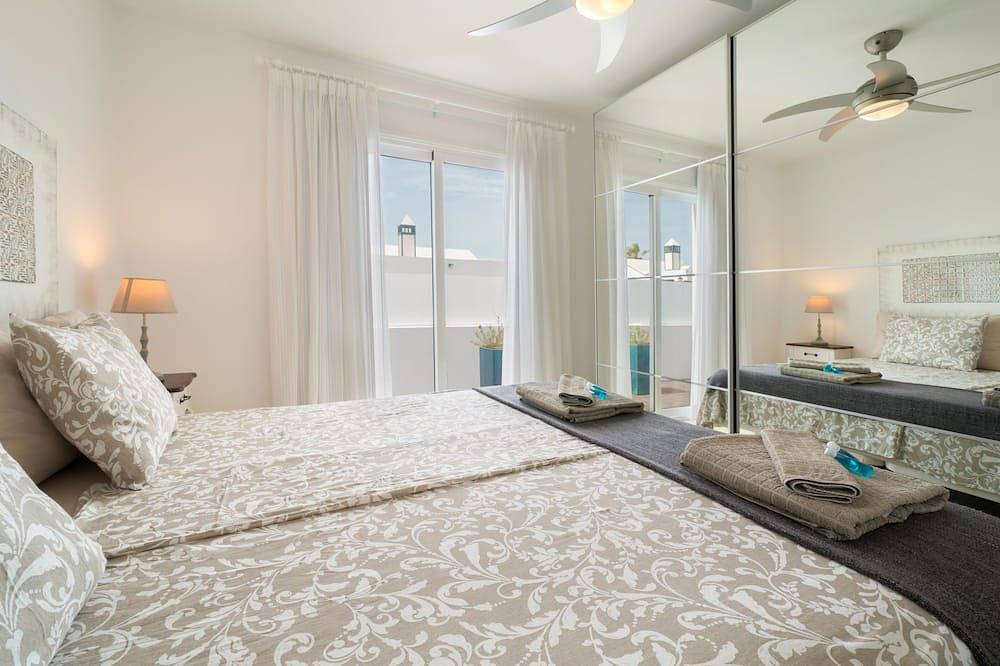 B1, in a small complex with communal heated pool 100m from the sea in Charco del Palo, Haría