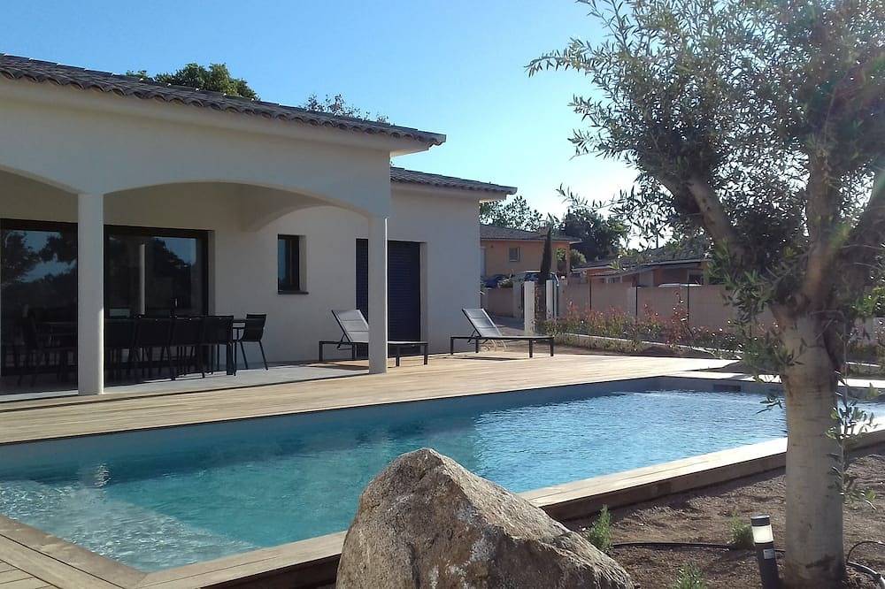 New Air-Conditioned Villa Sleeps 12 5 Bathrooms Heated Pool Pool House in Conca, Distrito de Sartène