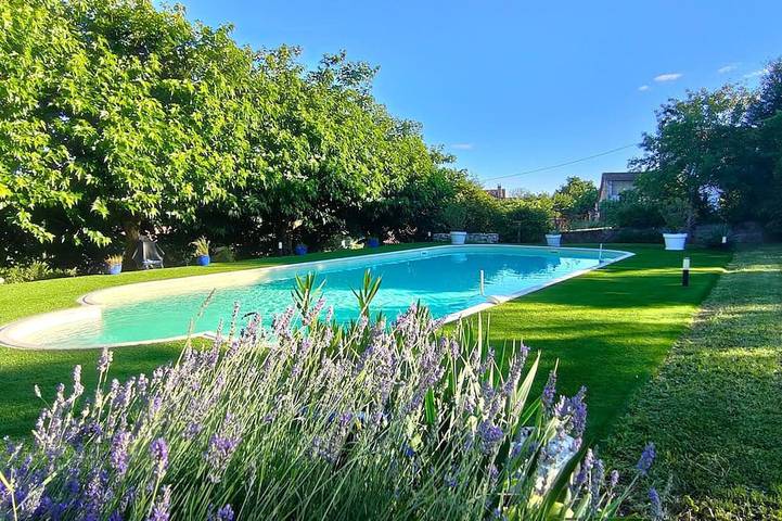 Location de vacances pour 10 personnes, avec jardin et terrasse à Varaignes