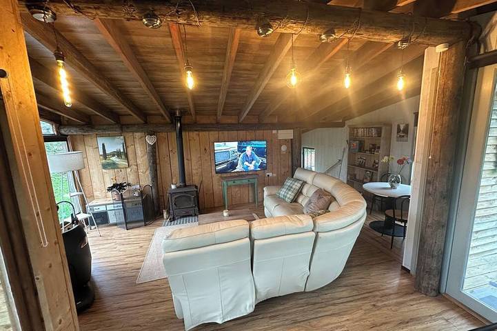 Riverside wood lodge in Weston, Newark hot tub Wifi wood stove pets parking in Weston (Nottinghamshire), Nottinghamshire