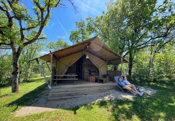 Camping pour 4 personnes, avec Terrasse et Jardin ainsi que Piscine et Vue