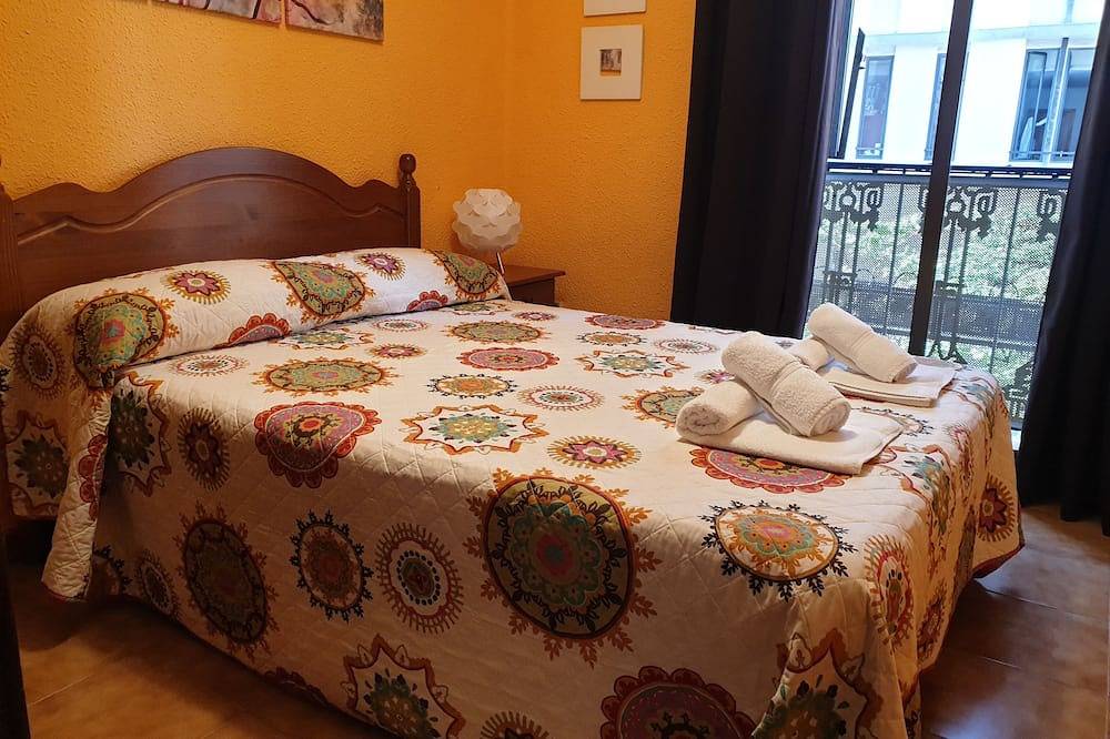 Apartamento entero, Piso amplio y céntrico con terraza, muy confortable ideal para familias. in Valencia City Centre, Valencia