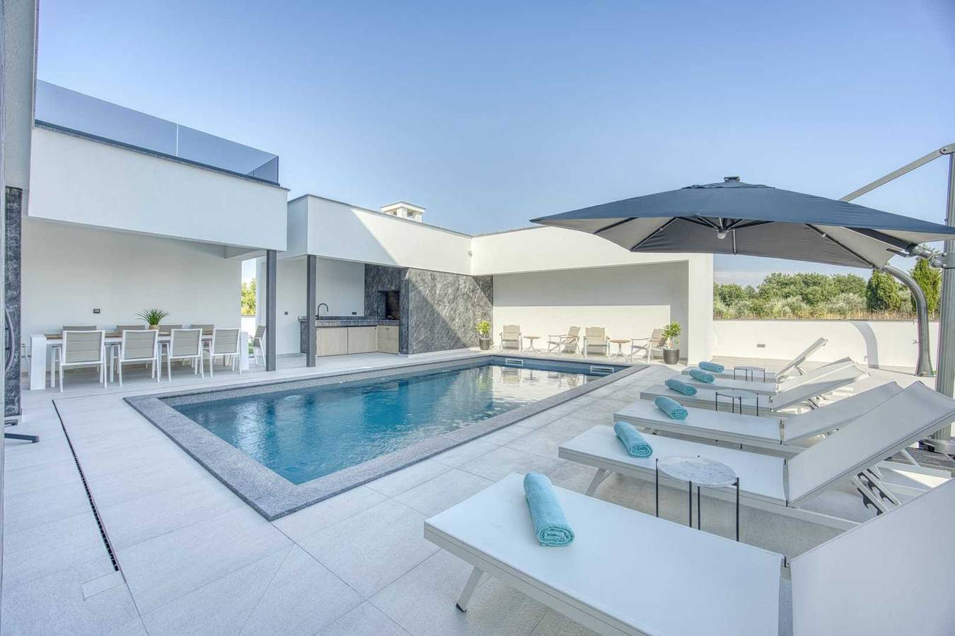 Crowonder Villa Elena with Two Swimming Pools and Sauna in Petrčane, Région de Zadar