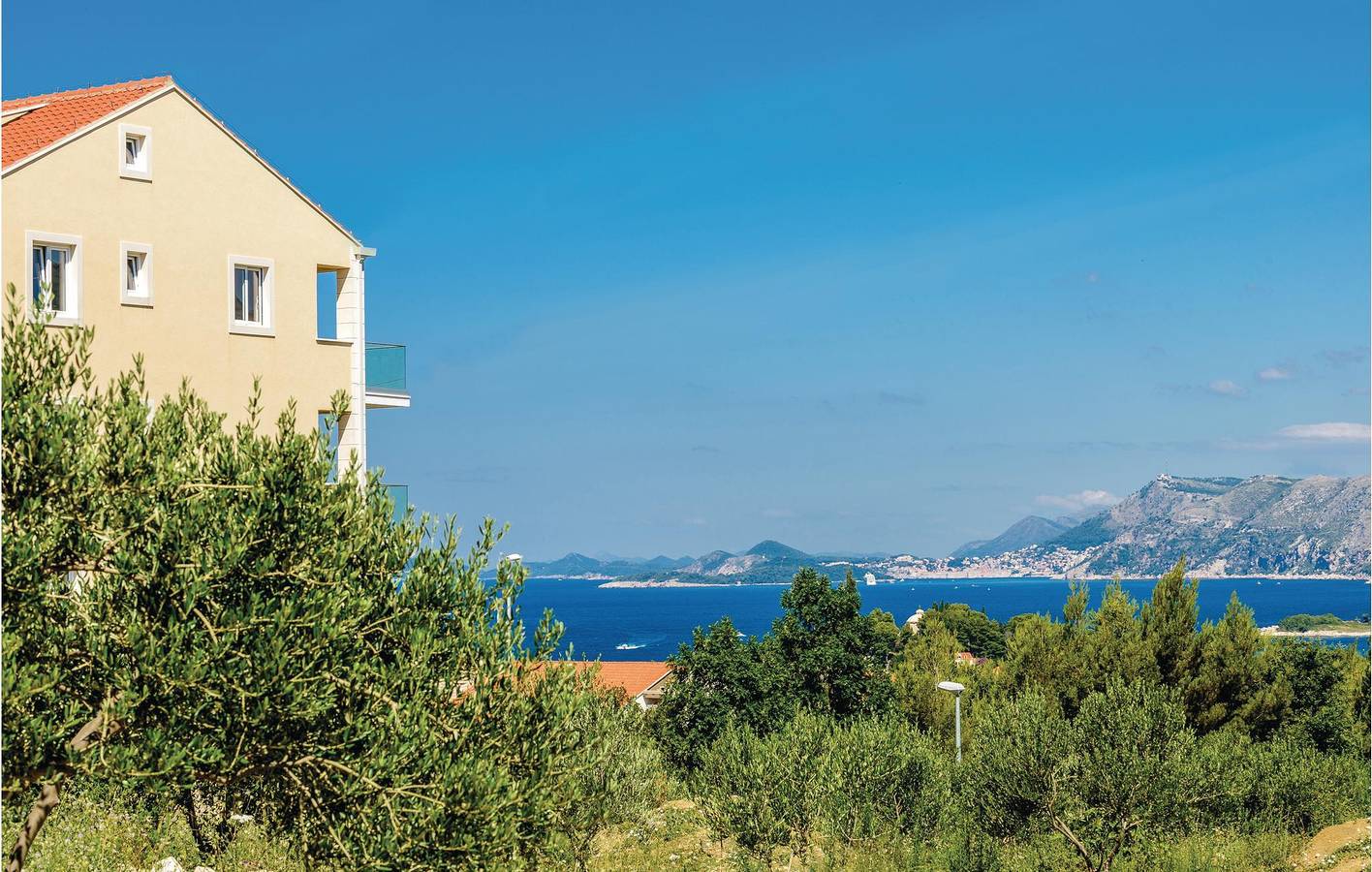 Entire holiday apartment, Cozy Sea View Apartment with Terrace & Parking, 800m to Beach in Cavtat, Cavtat (Dalmatia)