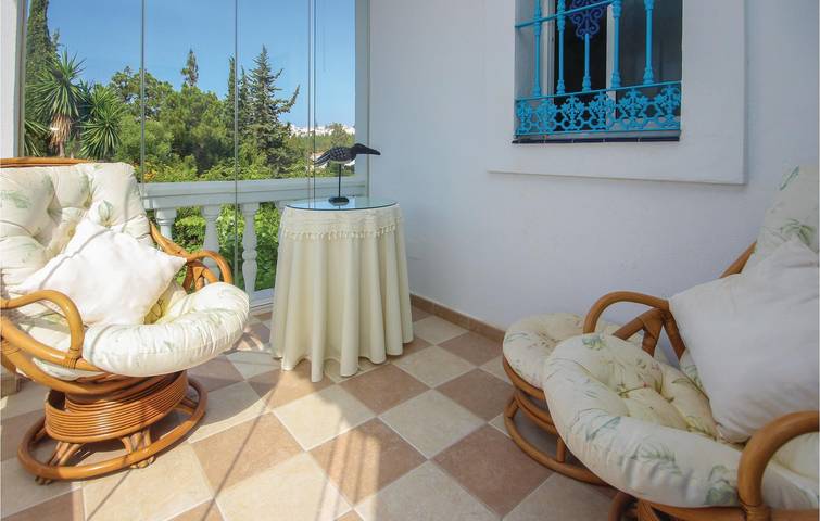 Entire holiday apartment, Poolside Terrace Apartment with Parking & Wi-Fi in Mijas Costa, Mijas