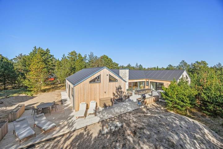 Luxuriöses Ferienhaus mit Outdoor-Wellnessbereich in Blåvand in Blavand, Varde