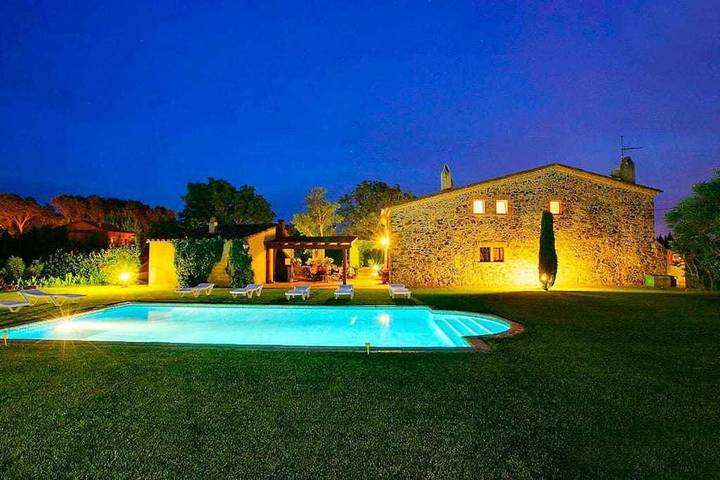 Casa rural para 8 personas, con Terraza además de Jardín y Piscina en Vall-llobrega