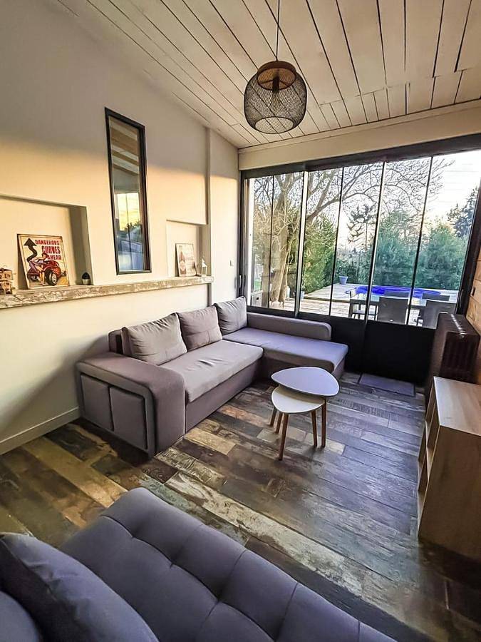 Location de vacances pour 10 personnes, avec terrasse ainsi que piscine et jardin à Lagord - 3