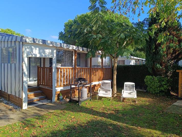 Camping pour 8 personnes, avec piscine ainsi que jardin et jacuzzi