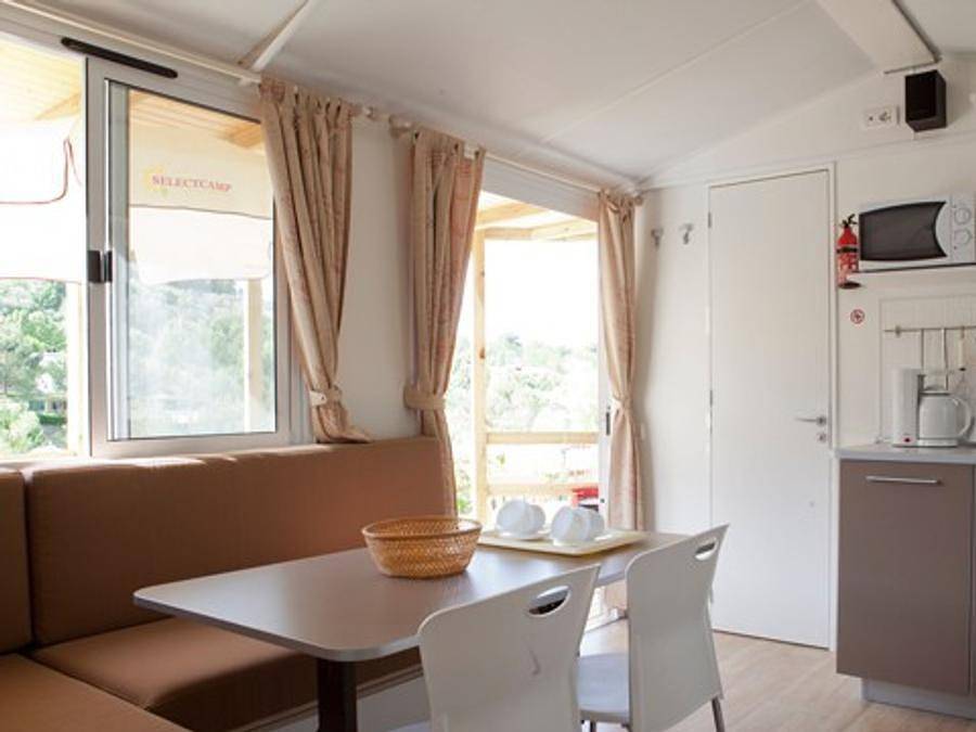 Camping Bella Italia - Mobilhome 6 personas - Mobil-home | Clásico | 2 Dormitorios | 4/6 Pers. | Terraza elevada | Aire acondicionado. in Peschiera del Garda, Montañas Garda
