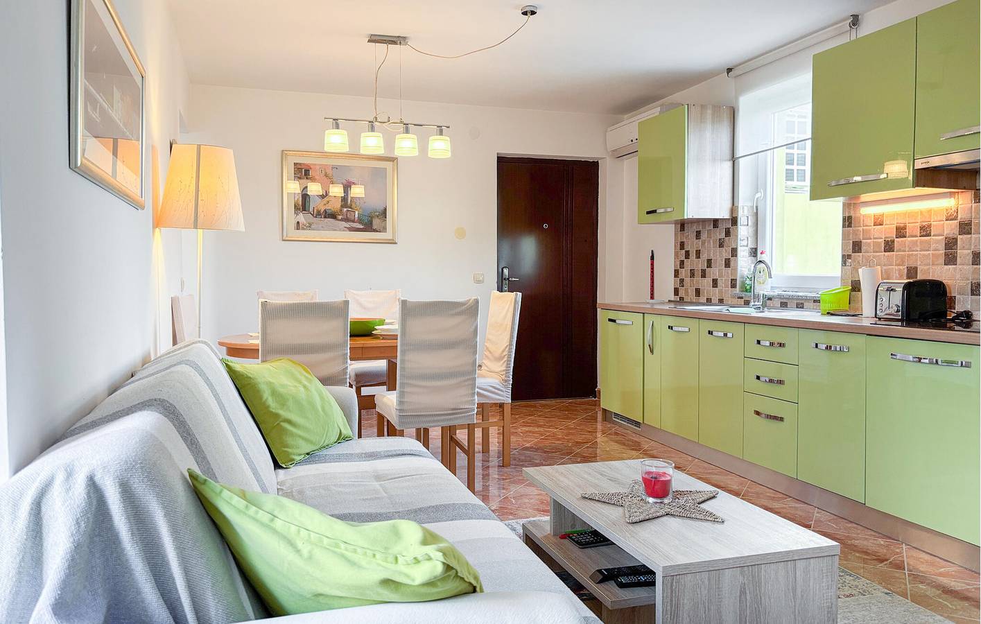 Ganze Ferienwohnung, Gemütlich, nur 2 km von der Küste entfernt: WLAN, Waschmaschine, Klimaanlage, Parkplatz und Terrasse! in Lošinj, Cres