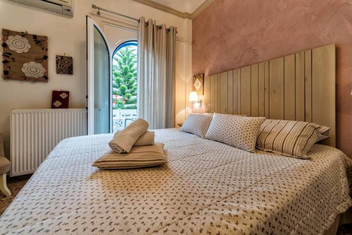 Maison d’hôte pour 2 personnes, avec Balcon et Terrasse ainsi que Jardin et Vue à Agios Nikolaos