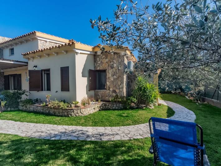 Location de vacances pour 7 personnes, avec terrasse ainsi que piscine et jardin, animaux acceptés à Castiadas