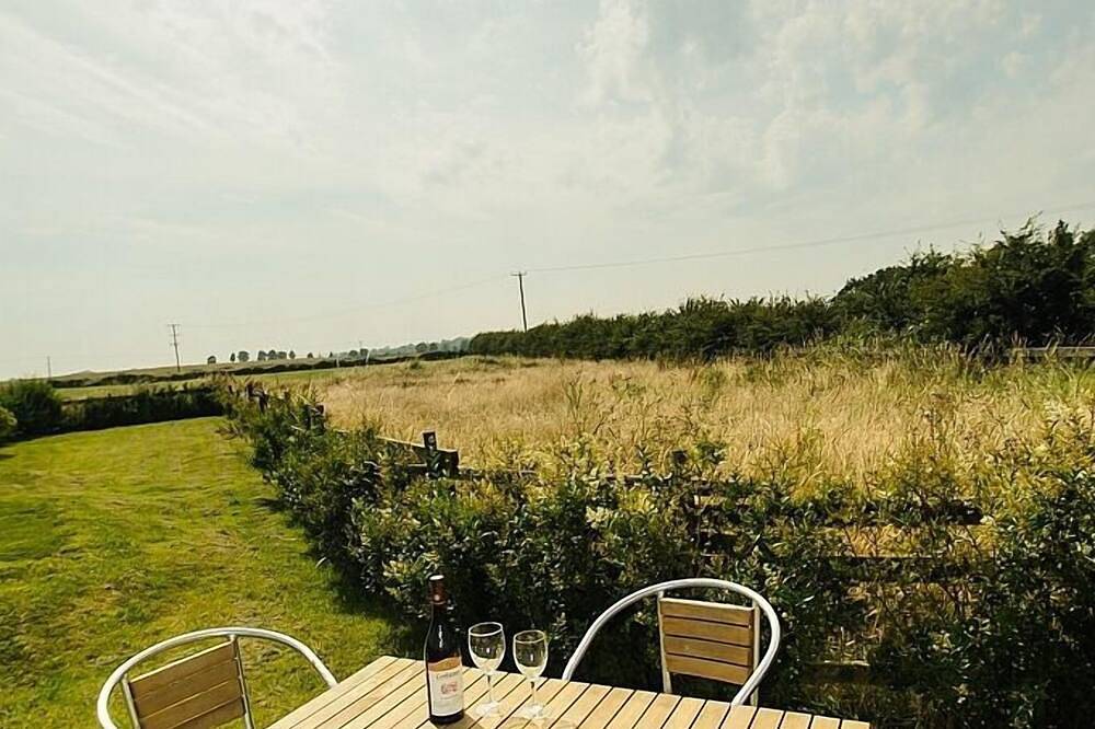 Large garden, dogs welcome,10 Minutes to Beach, Ev charger, solar power, wifi. in Mumby, Lincolnshire