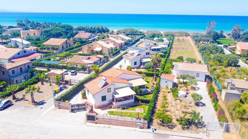 Casa vacanza per 6 persone, con Balcone e Terrazza nonché Giardino e Piscina a Campofelice di Roccella