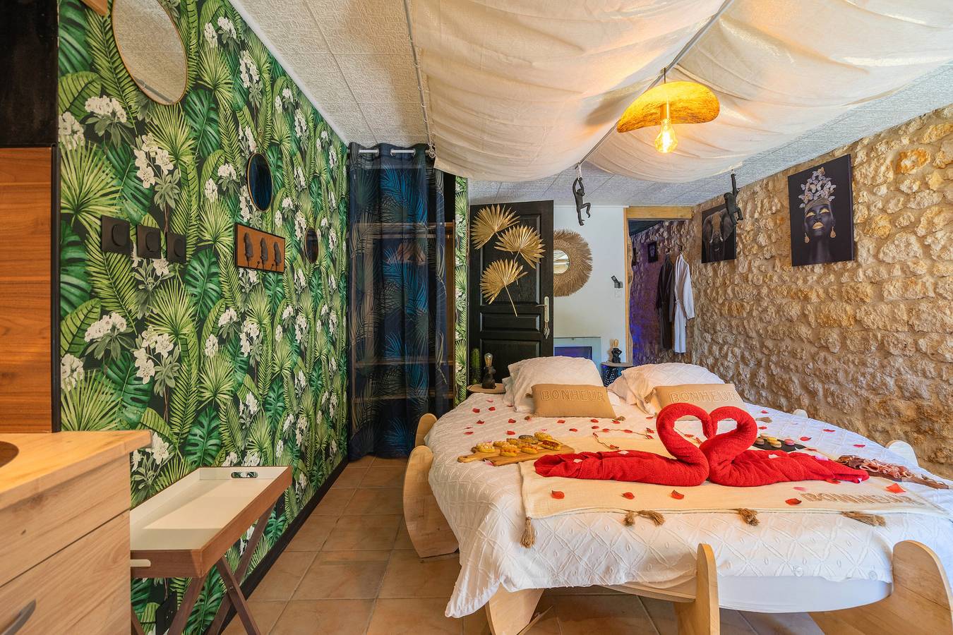Studio entier, Le Vésuve – Love Room romantique avec jacuzzi privé, lit rond king-size près des Antilles de Jonzac in Saint-Genis-de-Saintonge, Région de Jonzac