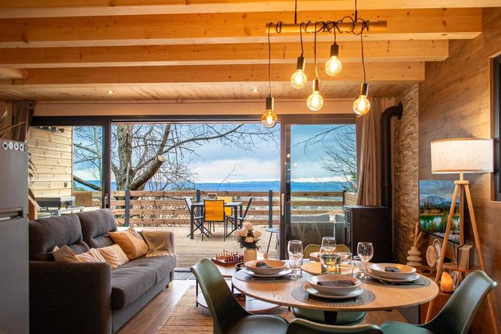 Gîte pour 5 personnes, avec vue et terrasse à Verrières-en-Forez